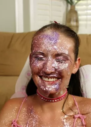 Молли Беннетт и ее подружки получают сперму на свои лица