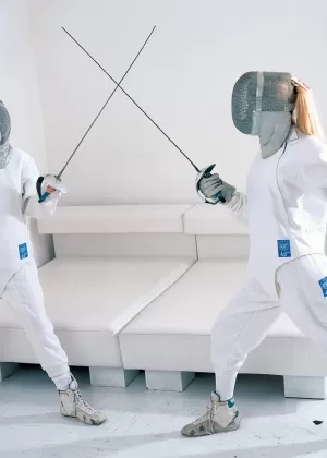 Лесбийские порнозвезды Майя Дивайн и Миа Валлис раздеваются для секса на открытом диване