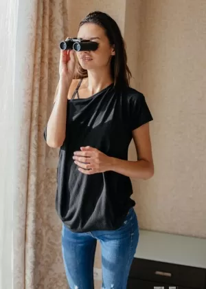 Худенькая красотка Леона обнажает маленькие сиськи и бритую молоденькую киску