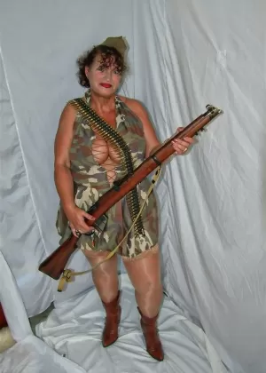 Модная милфа Черри Брэди снимает свою сеточку, чтобы похвастаться своими огромными сиськами