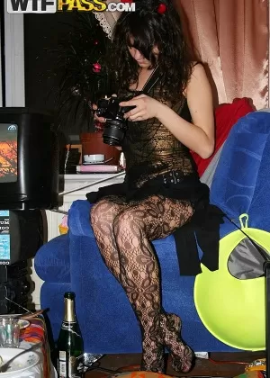 Любительская толстушки Бриттани К снимает свое красное платье, чтобы позировать совершенно голой дома