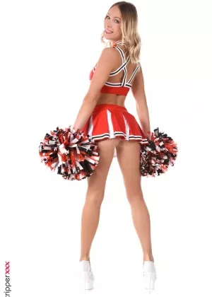 Очаровательная блондинка болельщица Талия лижет ореховый мешочек, отсасывая большой член