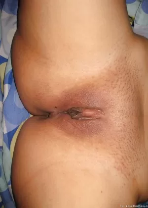 Потрясающая азиатская красотка снимает юбку и получает жесткий трах