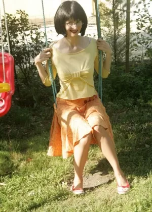 Зрелая блондинка Мелоди обнажает свой лифчик и трусики, одетая для Хэллоуина