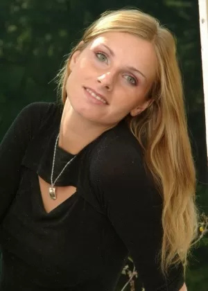 Молоденькая блондинка Ола показывает свою бритую киску на окне