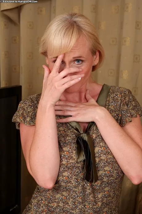 Пожилая домохозяйка Моник устает от уборки и вместо этого раздевается для обнаженных поз