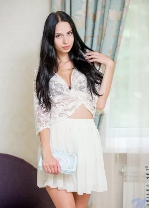 Похотливая азиатская студентка Рина Химесаки демонстрирует свои соблазнительные изгибы