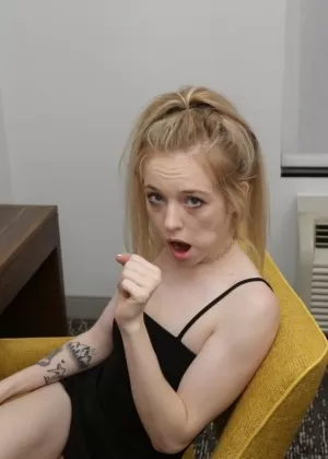 Голая подросток получает сперму на свое лицо после глубокого проникновения пениса, давая головку