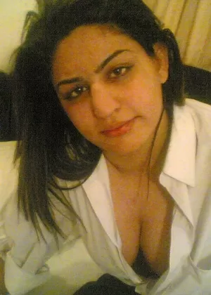 Толстая индийская цыпочка выставляет напоказ свои большие сиськи во время шоу по веб-камере в прямом эфире