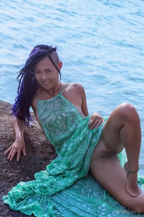 Горячая азиатка сладкая Джули снимает мокрое платье, чтобы позировать обнаженн 5