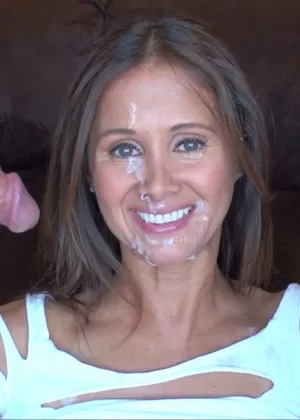 Крошечная сиськастая няня появляется, чтобы найти твердый член, ожидающий ее молодую пизду