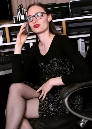 Over 30 female Tamar spreads her pussy lips while sporting red lips