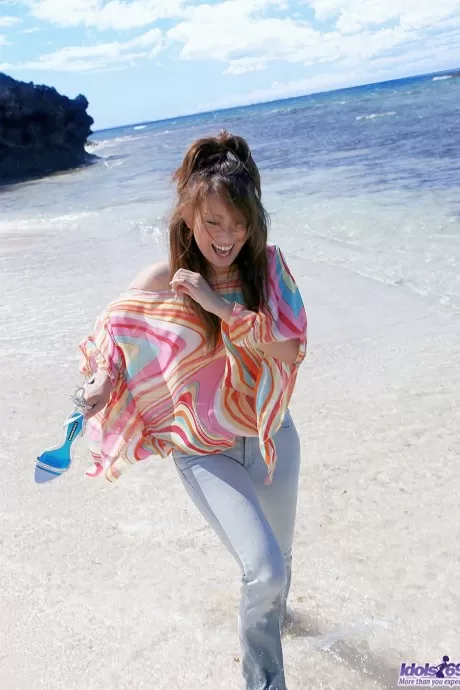 Прекрасная и горячая молодая модель любит демонстрировать свое обнаженное тело на пляже