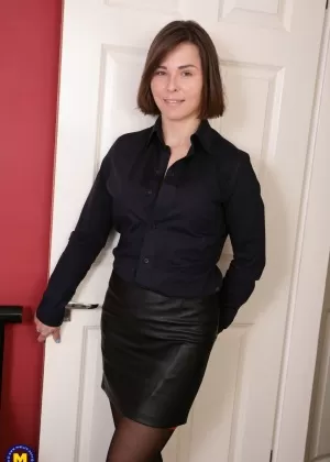 Великолепная британская мамочка в распутных чулках раздвигает свои ножки и мастурбирует