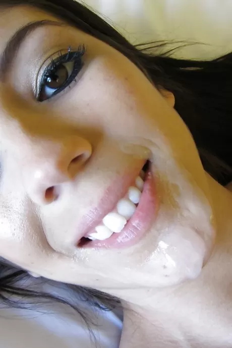 Симпатичная брюнетка сучка с красивыми глазами сосет толстую сосиску