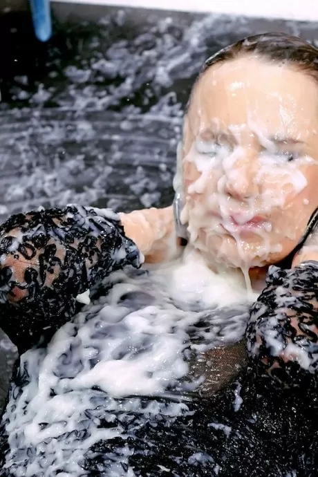 Грязная блондинка, тело которой залито спермой в грязной дыре славы, сосет и  15