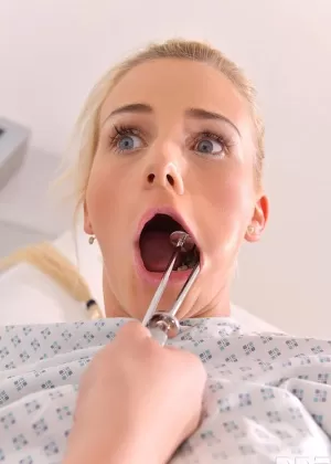 МИЛФ красотка в униформе врача Санни Лейн показывает свою сладкую пизду