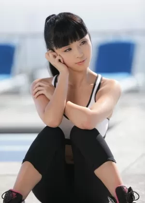 Симпатичная азиатка Марика Хасе раздевается на открытом воздухе, чтобы позировать голой на коленях