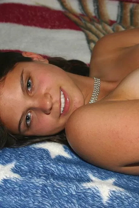 Молоденькая первокурсница сосет свой большой палец, прежде чем показать свой подстриженный кустик в обнаже 7