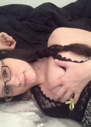 Симпатичная молодая блондинка Таша Рейн делает несколько селфи на камеру