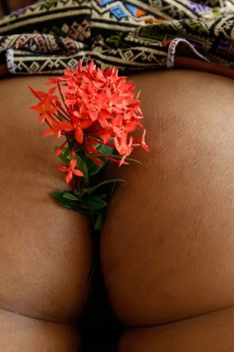 Тайская милфа Сук принимает член Фаранга в свою волосатую муфту без презерватива