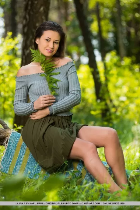 Лилиан А ходит обнаженной по лесу, она позирует своим прекрасным телом на ство 1