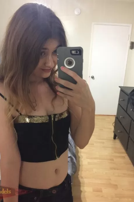 Миниатюрная подросток Ариэль Мак Гвайр дебютирует обнаженной моделью в селфи в ванно 8