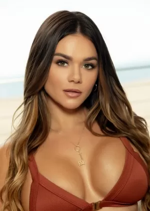 Брюнетка азиатского происхождения обнажает свои отвисшие сиськи на скоростном катере