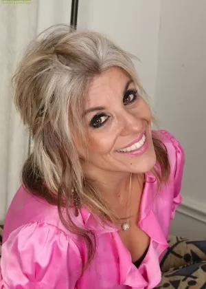 Зрелая блондинка Сьерра Смит шаг за шагом снимает с себя одежду