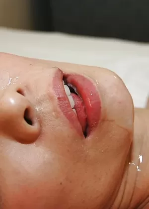 Симпатичная японская девушка и ее друг насаживаются на твердый член, чтобы поделиться спермой