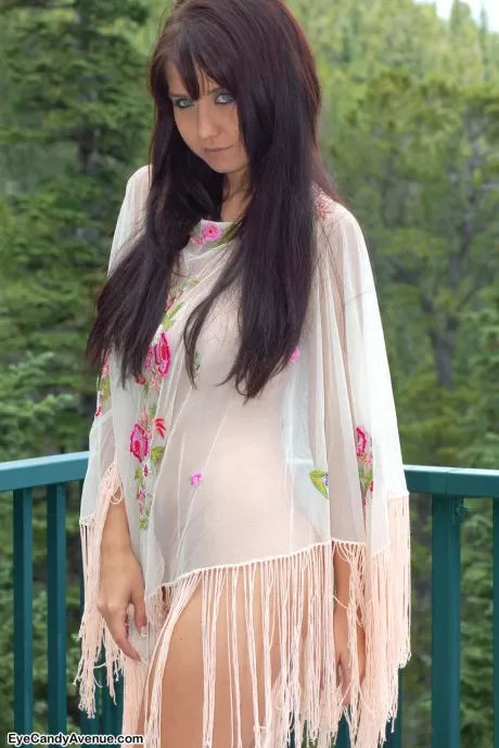 Молодая любительница Крисси раздевается догола в обуви на веранде в 4