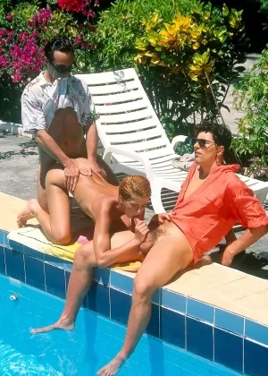 Грудастая красотка Тиган Саммерс снимает бикини на вечеринке у бассейна