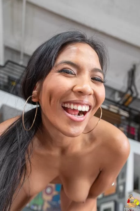 Азиатка занимается сексом от первого лица после завершения домашней тренировки