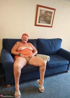 Белокурая бабуля Мелоди демонстрирует свою большую задницу в стрингах и чулках