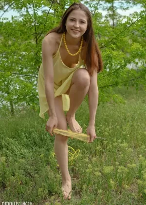 Новичок Маат освобождает свое худое тело на берегу водоема