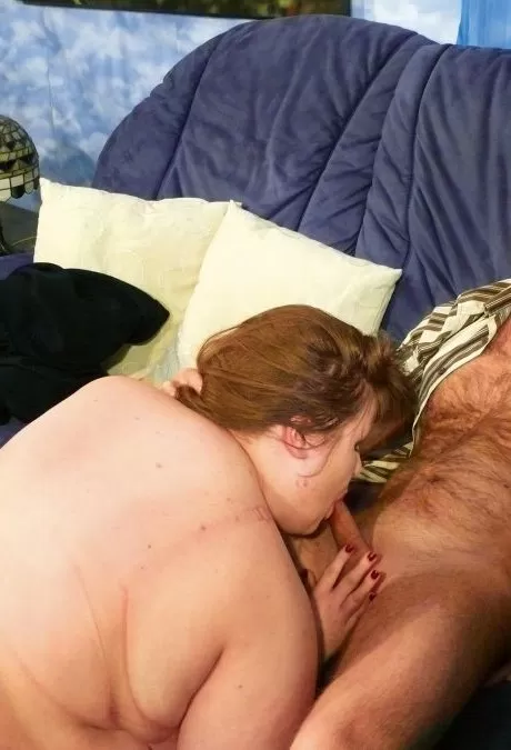 Пухленькая домохозяйка наслаждается хорошим тверд 6