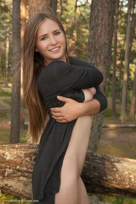 Грудастая молоденькая Нарина А позирует полностью обнаженной на поваленном дере 1