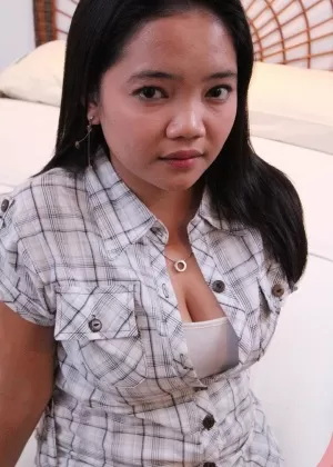 Симпатичная азиатка Джуэл сбрасывает свои шорты, чтобы показать волосатую муфту и отсосать член