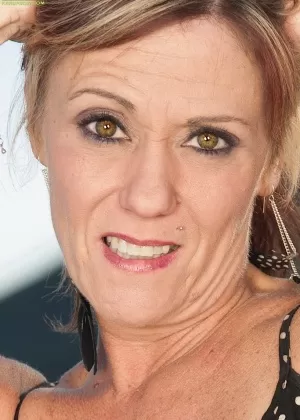 Зрелые шлюхи все еще могут быть свежими и сексуальными, как Фелисити Роуз