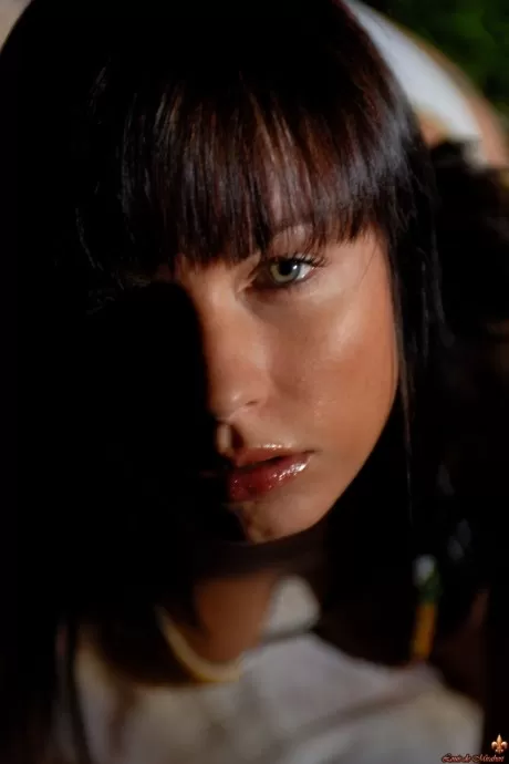 На празднике теней и цветов симпатичная брюнетка с голубыми глазами