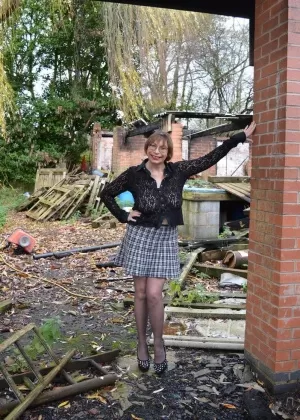 Любительская цыпочка Барби шлюха раздевается до пят на месте сноса