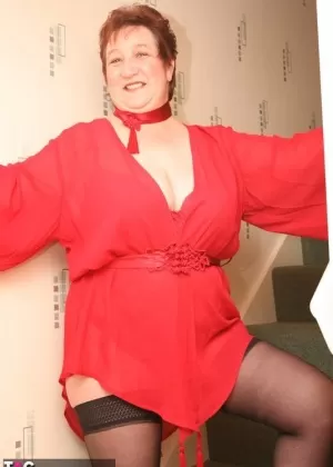 Толстая пожилая любительница кудрявой Кэрол щеголяет короткими рыжими волосами, выставляя напоказ свои сиськи