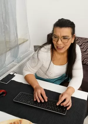 Зрелая женщина Мэри Сука обнажает свои сиськи и задницу, ухаживая за своим садом