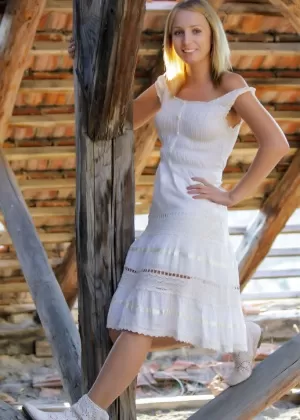 Молодая блондинка Илона Ди раздевается в деревенской обстановке в сапогах