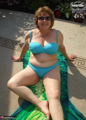 Пожилая любительская грудастая Блисс высвобождает свои большие сиськи из топа бикини в оттенках