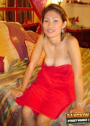 Тайская девушка Софи показывает свои брекеты перед оральным и вагинальным сексом с фарангом