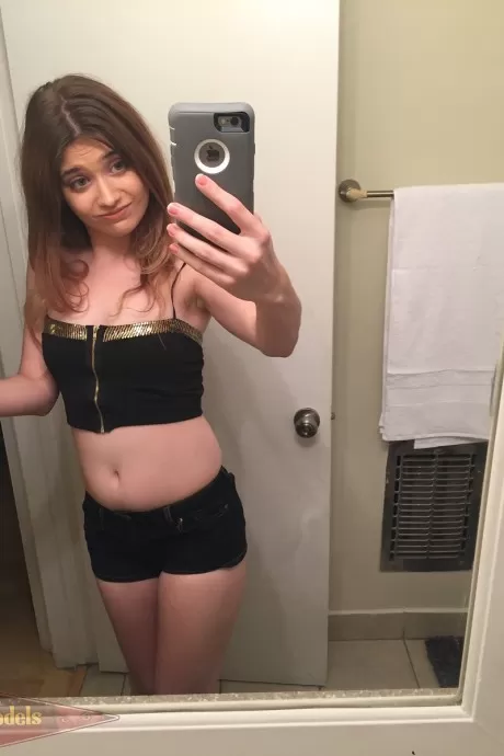 Миниатюрная подросток Ариэль Мак Гвайр дебютирует обнаженной моделью в селфи в ванно 3