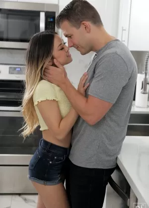 Азиатка Лулу Чу занимается сексом втроем с парой, которую она трахала отдельно