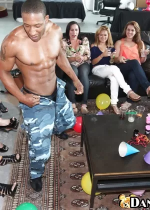 Пьяные цыпочки становятся дикими и сумасшедшими в клубе для взрослых с мужчинами-стриптизерами