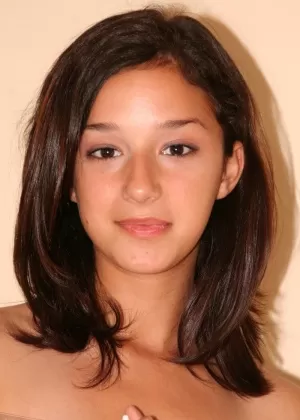 Молодая брюнетка Саммер показывает розовую свою пизду после того, как выставила напоказ задорные сиськи